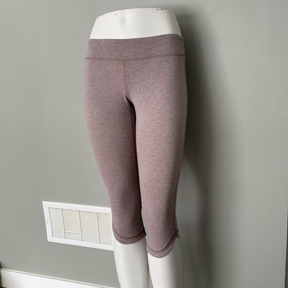 Lululemon size 6 capris - Picture 1 of 2